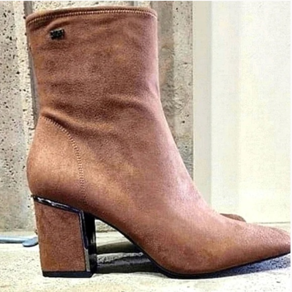 NIB DKNY Cavale Stretch Ankle Booties Size 9 Tan - Picture 2 of 12